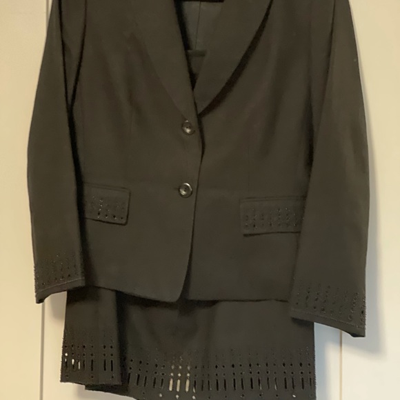 Tahari suit very nice black beads. - Picture 1 of 1